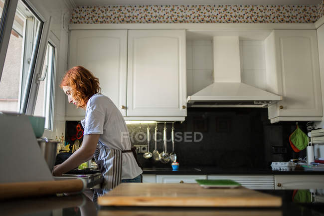 Жінка миття посуду — стокове фото