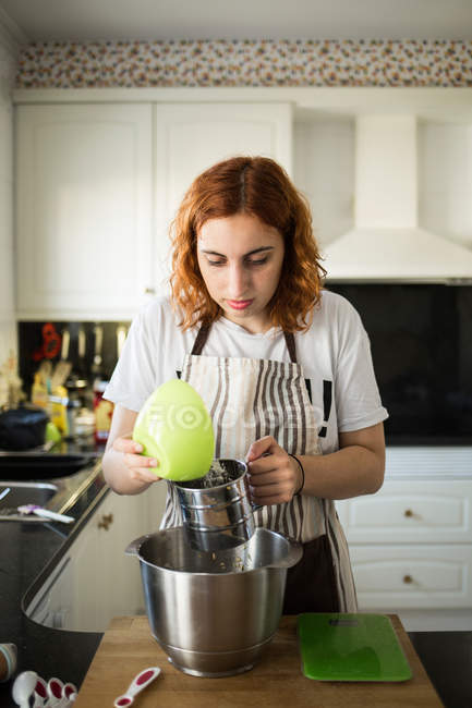 Жінка готує вдома — стокове фото