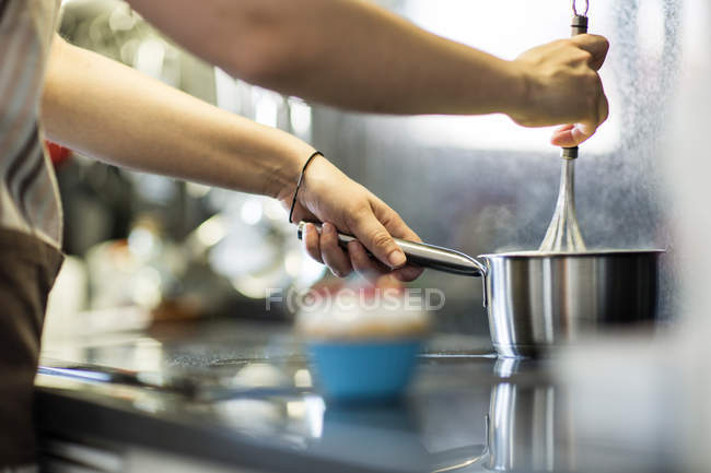 Cozinhe batendo na panela — Fotografia de Stock