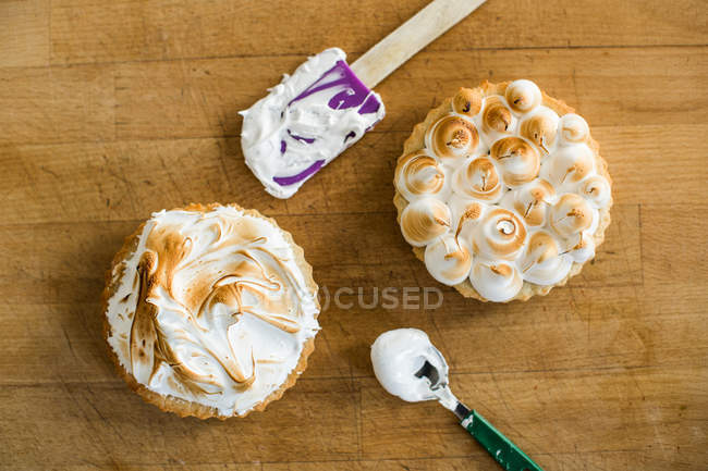Tartas recién horneadas con merengue - foto de stock