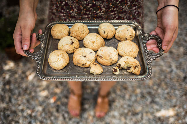 Mãos segurando cookies caseiros — Fotografia de Stock