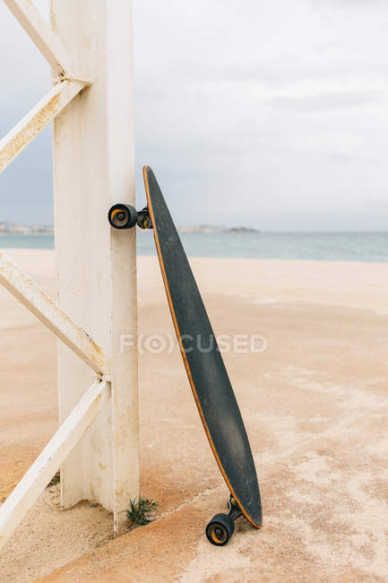 Longboard on beach — Stock Photo