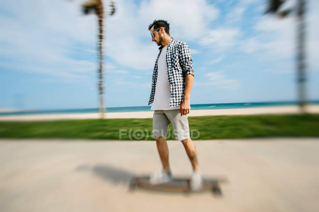 Человек на скейтборде на бульваре — стоковое фото
