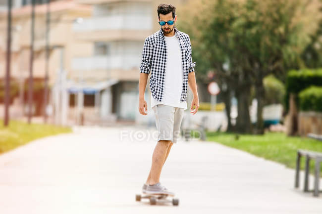 Людина катається на ковзанах в парку — стокове фото