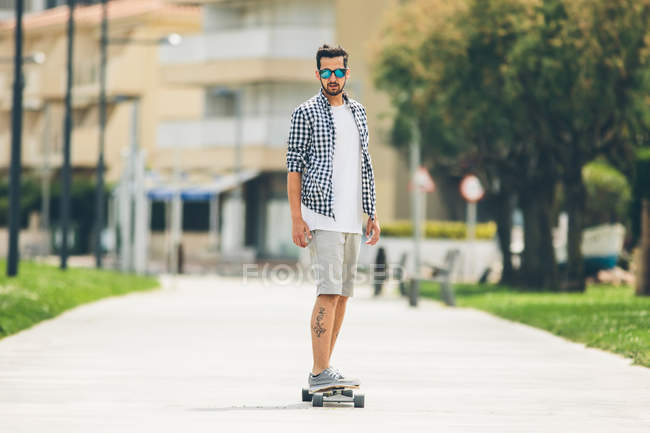 Mann beim Schlittschuhlaufen im Park. — Stockfoto
