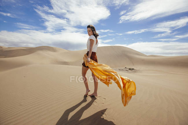 Женщина ходит по дюнам — стоковое фото