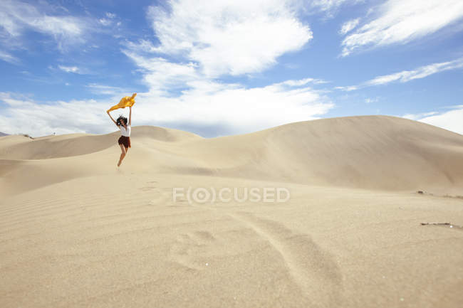 Mulher em dunas de areia — Fotografia de Stock