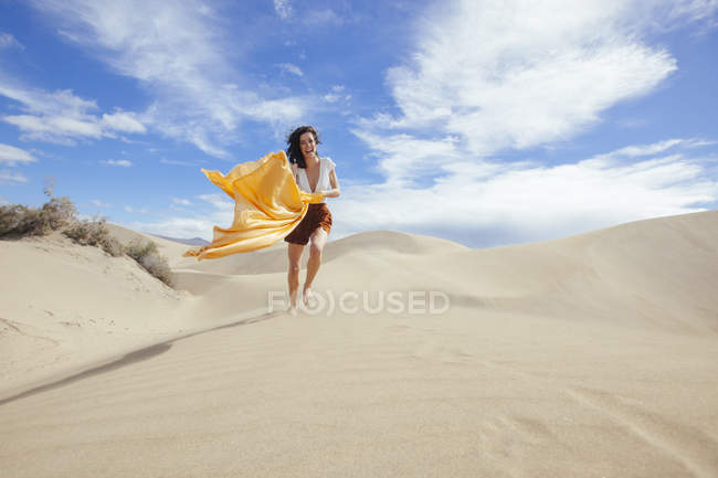 Donna in dune di sabbia — Foto stock