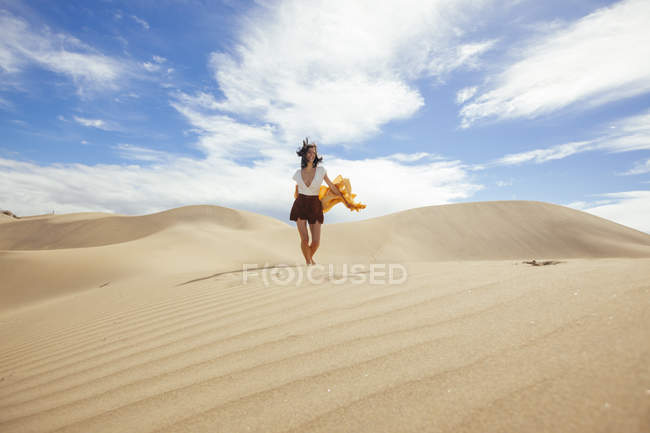 Donna in dune di sabbia — Foto stock