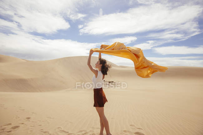 Жінка в піщаних дюнах — стокове фото