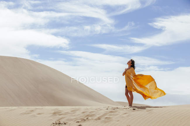 Жінка в піщаних дюнах — стокове фото