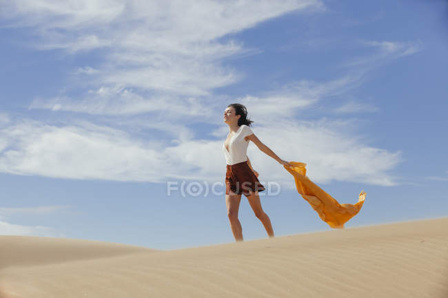 Mujer en dunas de arena - foto de stock