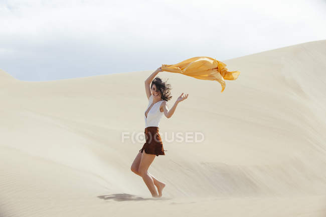 Femme dans les dunes de sable — Photo de stock
