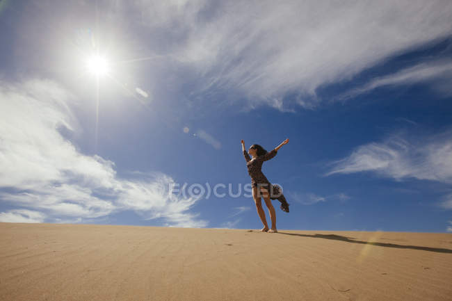 Щаслива жінка насолоджується пісками і сонцем — стокове фото