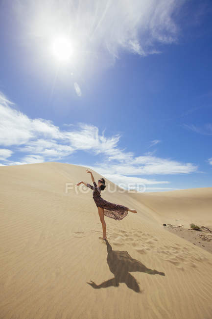 Женщина в прыжках в платье — стоковое фото