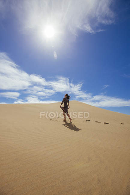 Mulher de vestido em dunas — Fotografia de Stock