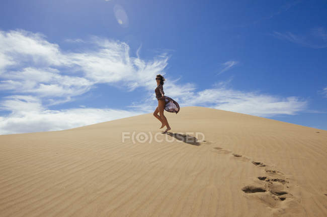 Женщина в платье на дюнах — стоковое фото