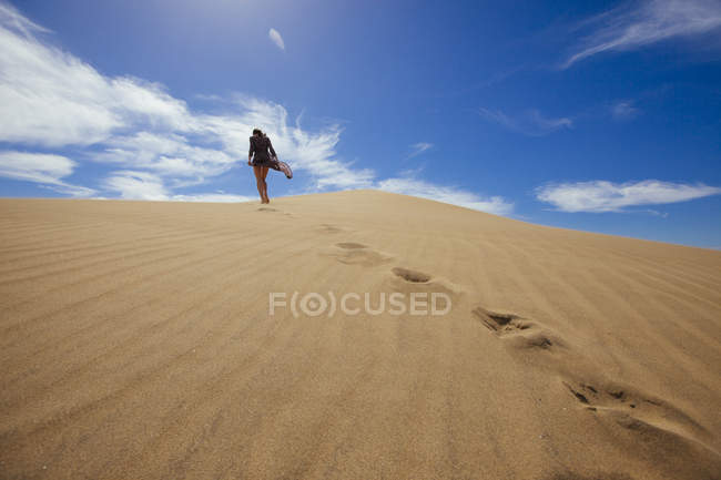 Женщина в платье на дюнах — стоковое фото