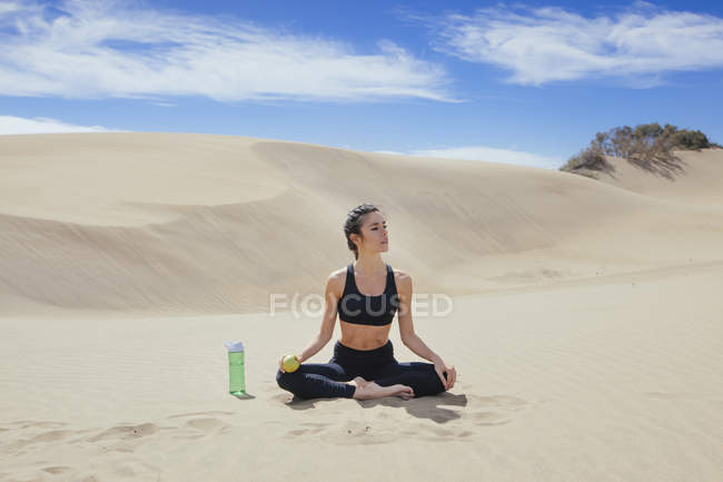 Спортивная девушка в пустыне — стоковое фото