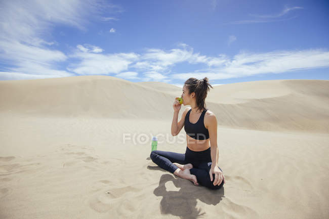 Спортивная девушка ест яблоко — стоковое фото