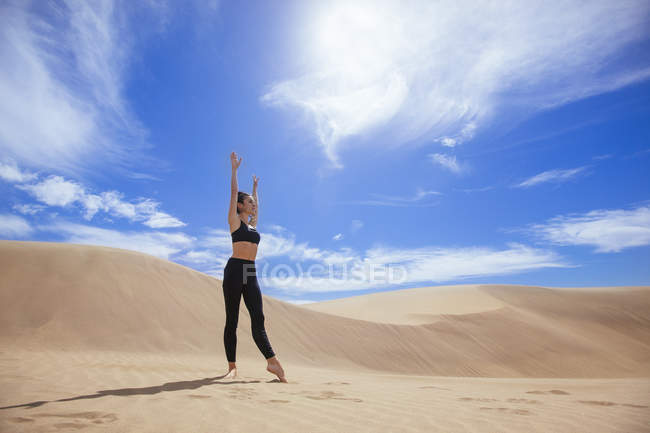 Frau praktiziert Yoga im Sand — Stockfoto