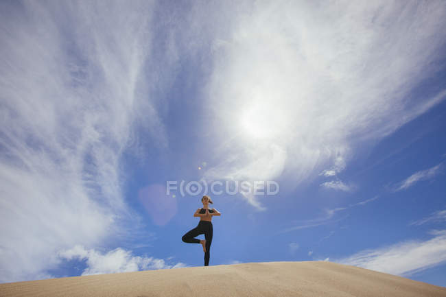 Donna che pratica yoga nelle sabbie — Foto stock