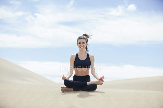 Donna pacifica in posa yoga — Foto stock