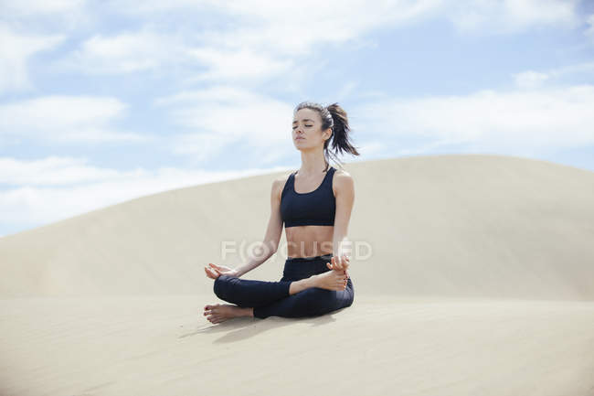 Mulher pacífica em pose de ioga — Fotografia de Stock