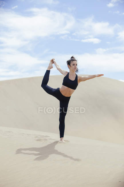 Mulher esportiva praticando ioga — Fotografia de Stock