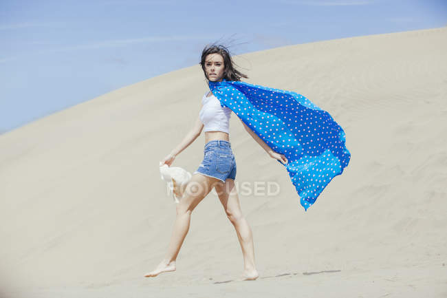 Giovane donna in forma su sabbia — Foto stock