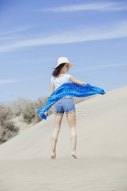 Молодая стройная женщина на песке — стоковое фото