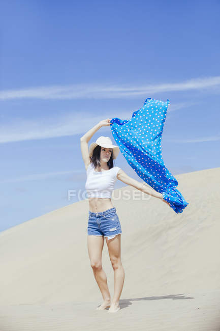 Young fit woman on sands — Stock Photo