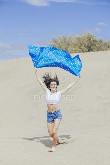 Jovem mulher em forma nas areias — Fotografia de Stock