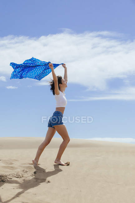 Joven mujer en forma en arenas - foto de stock
