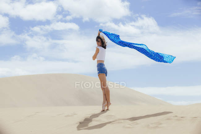 Junge, fitte Frau auf Sand — Stockfoto