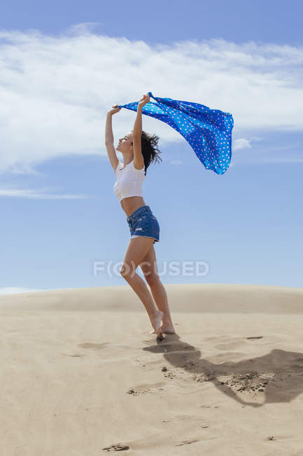Junge, fitte Frau auf Sand — Stockfoto