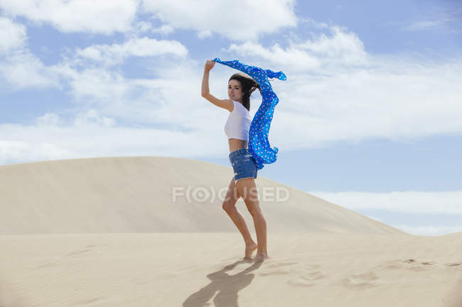 Молодая стройная женщина на песке — стоковое фото