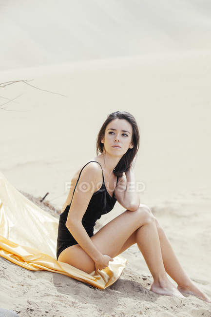 Sinnliche Frau posiert im Badeanzug — Stockfoto