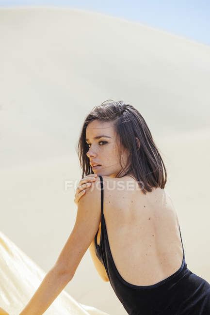 Femme sensuelle posant en maillot de bain — Photo de stock