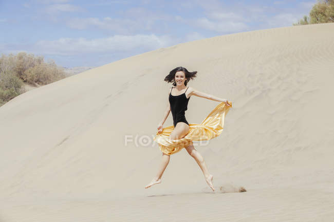 Mujer sensual en dunas - foto de stock