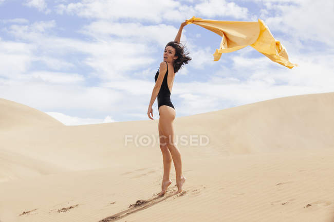Femme sensuelle dans les dunes — Photo de stock