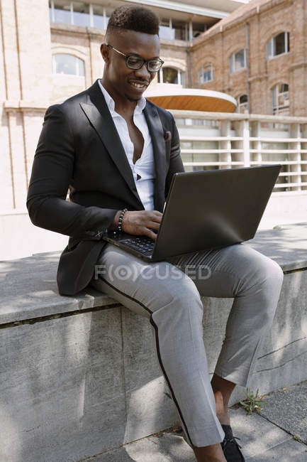 Уверенный афроамериканский бизнесмен — стоковое фото