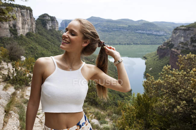 Mujer joven en hermosa vista - foto de stock