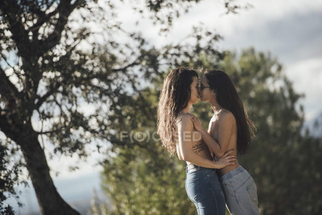 Topless lesbianas pareja abrazo - foto de stock