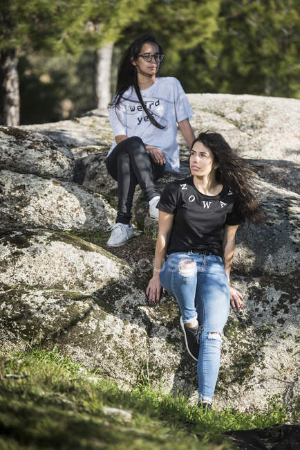 Young lesbian couple outdoors — Stock Photo