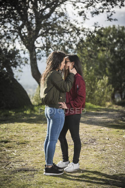Jeune lesbienne couple baisers — Photo de stock