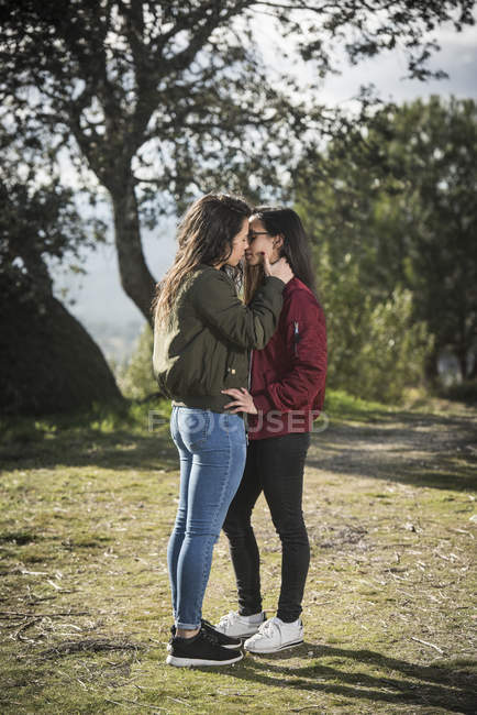 Joven lesbiana pareja besos - foto de stock