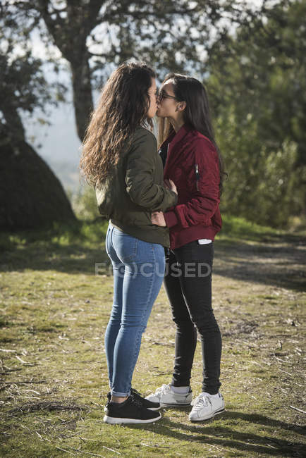 Jovem lésbicas casal beijos — Fotografia de Stock