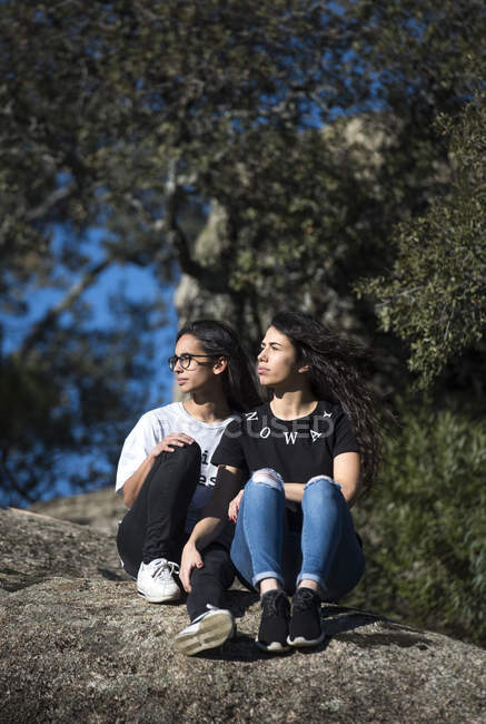 Jovem casal lésbico ao ar livre — Fotografia de Stock