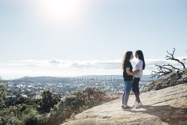 Joven pareja lesbiana al aire libre - foto de stock